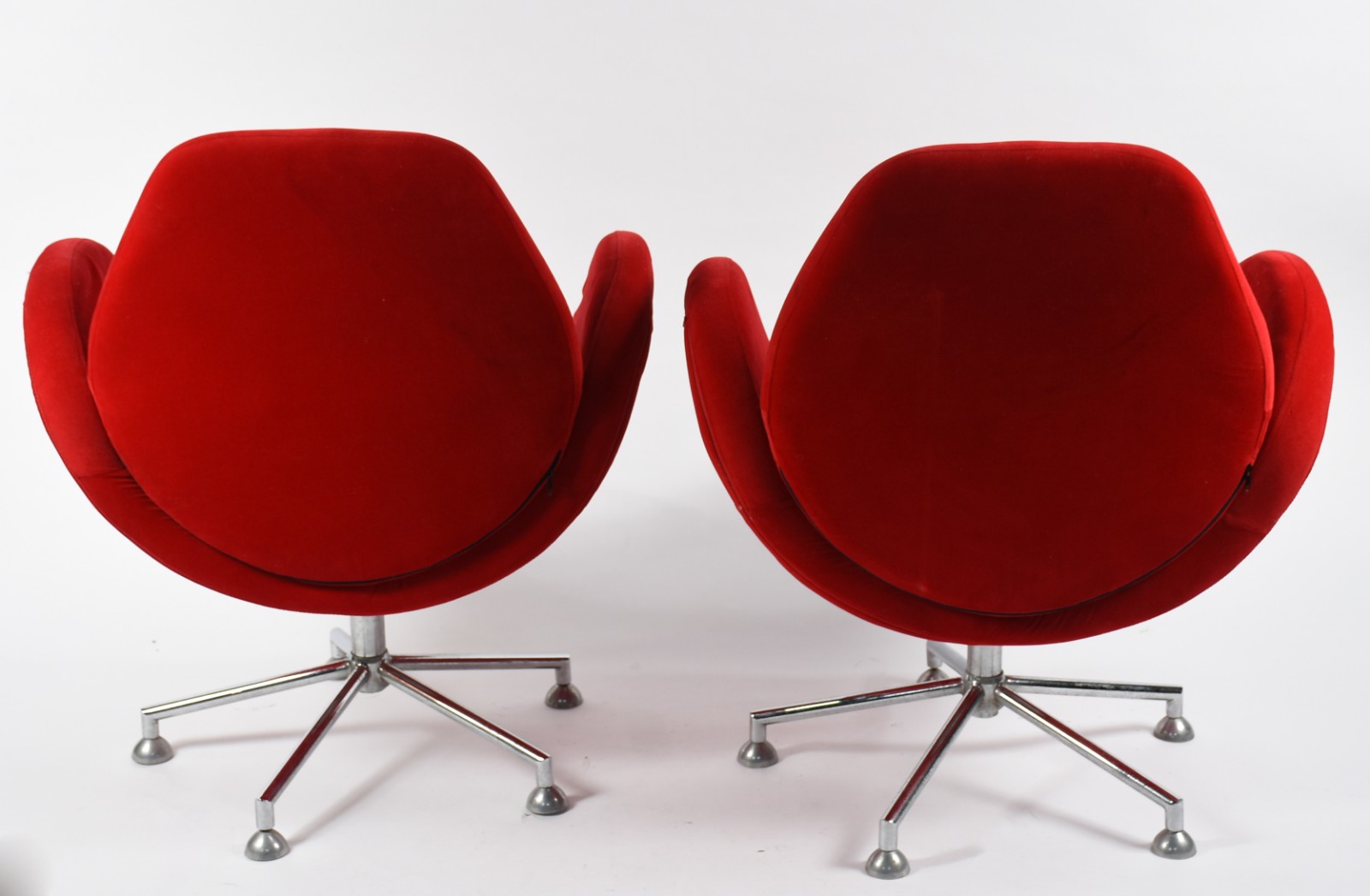 Par de modernas poltronas giratórias , base de metal prateado e... - foto 3 de 5