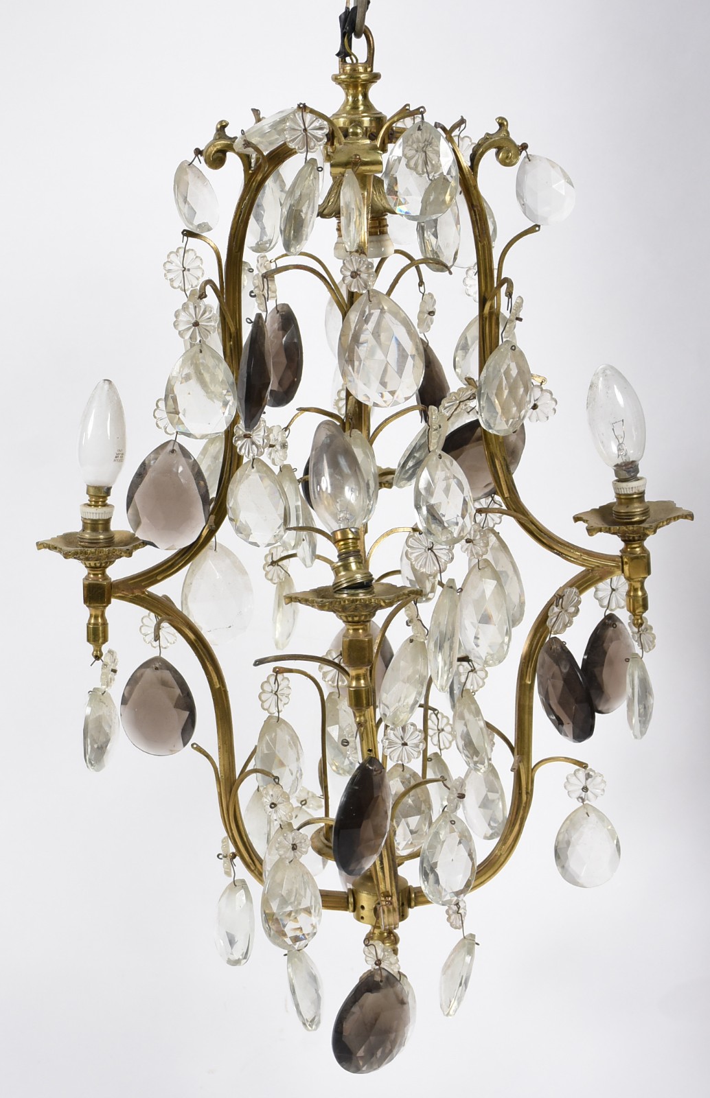 Lustre com armação de bronze e placas de cristal bisotado. - foto 2 de 4