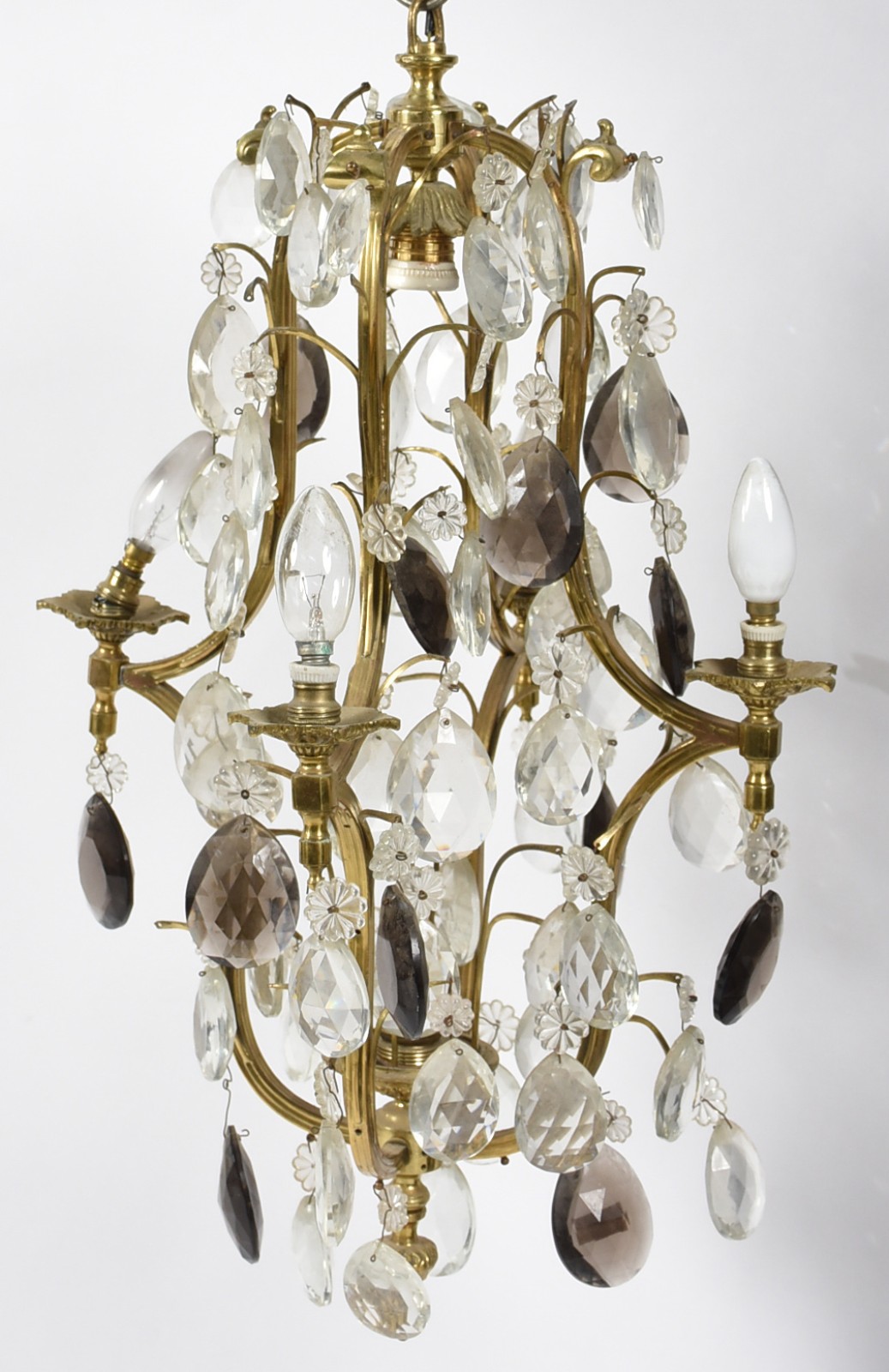 Lustre com armação de bronze e placas de cristal bisotado. - foto 3 de 4