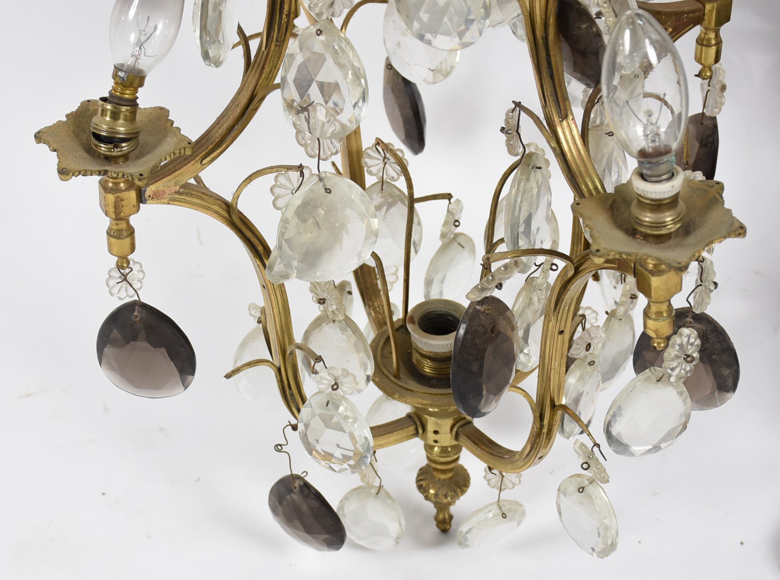 Lustre com armação de bronze e placas de cristal bisotado. - foto 4 de 4