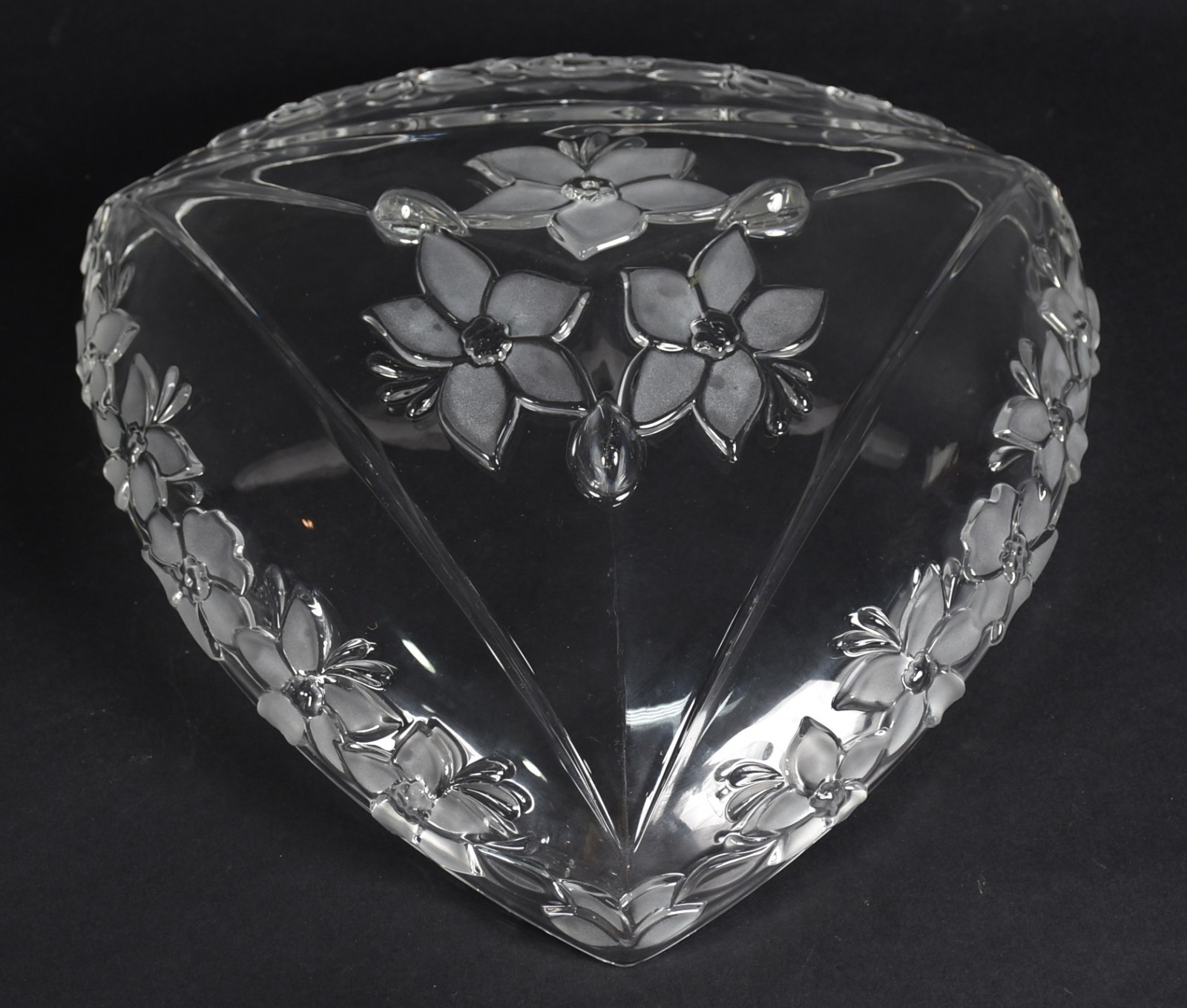 Seis peças de vidro, sendo 2 bombonieres, fruteira, 2 centros de mesa... - foto 6 de 6