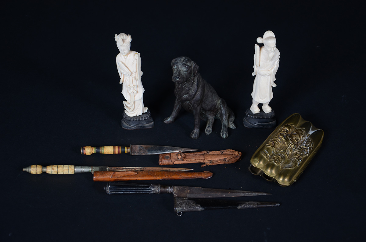 Diversas peças: 2 figuras em marfim (1 com pescoço colado), 1 porta...