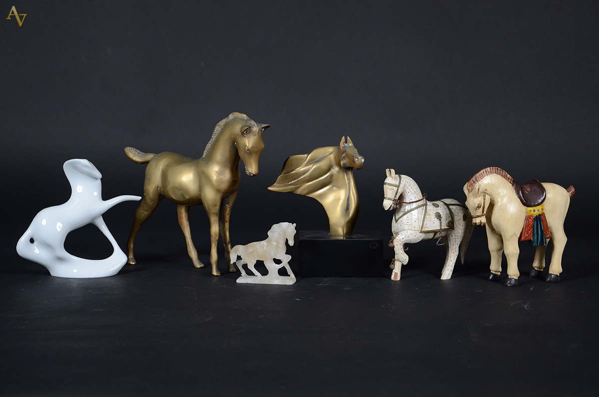 Coleção com 6 cavalos diversos, alt. de 7 a 22 cm.