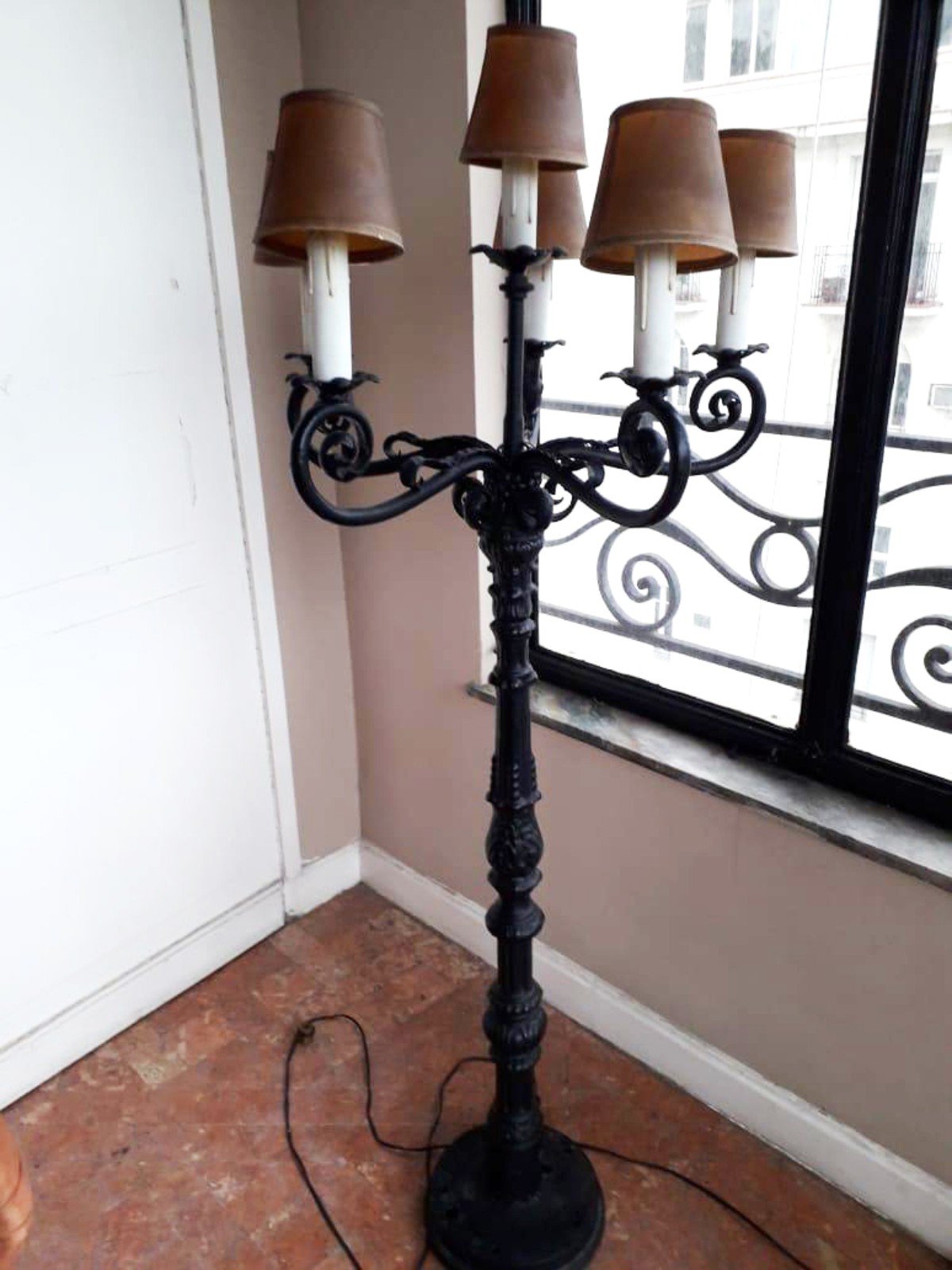 Luminária de pé alto de ferro, coleção Bibi Ferreira (Retirada em... - foto 2 de 6