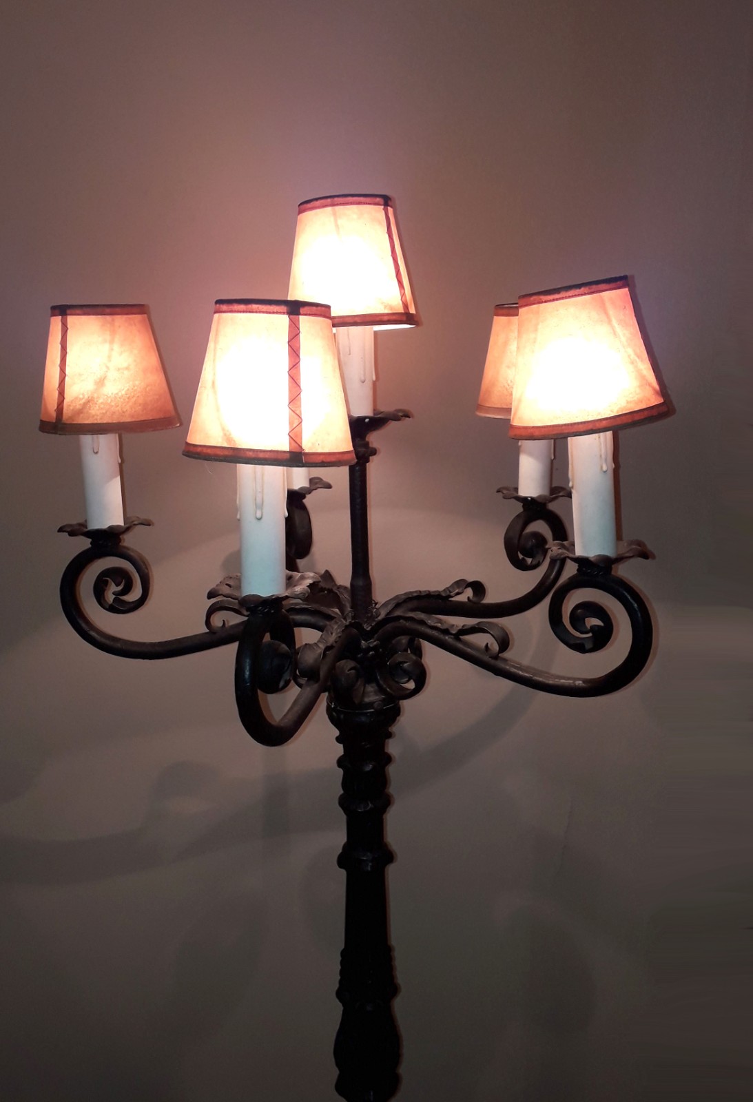 Luminária de pé alto de ferro, coleção Bibi Ferreira (Retirada em... - foto 5 de 6