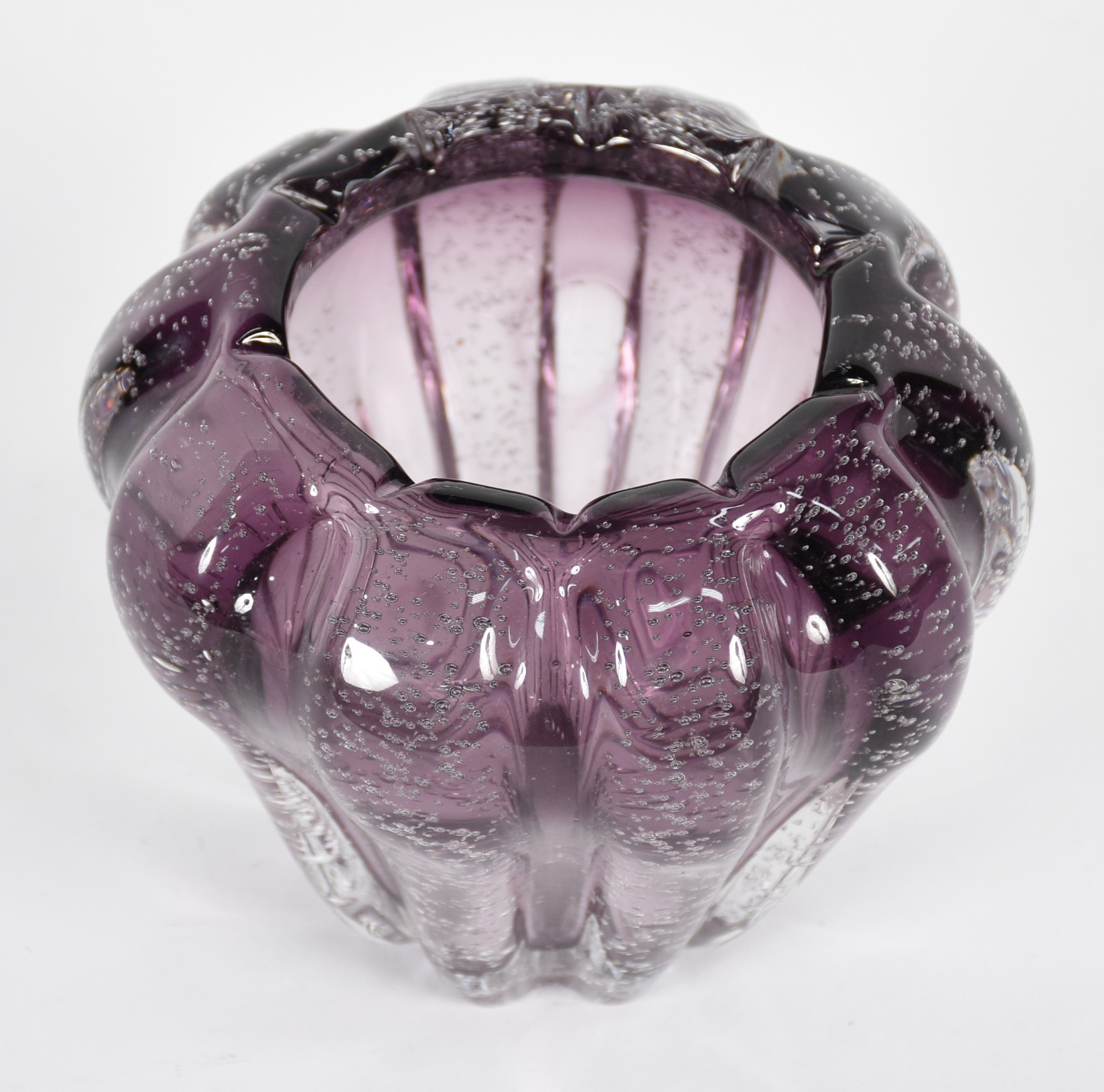 Bowl de vidro decorativo na cor violeta com pó de prata. - foto 2 de 5