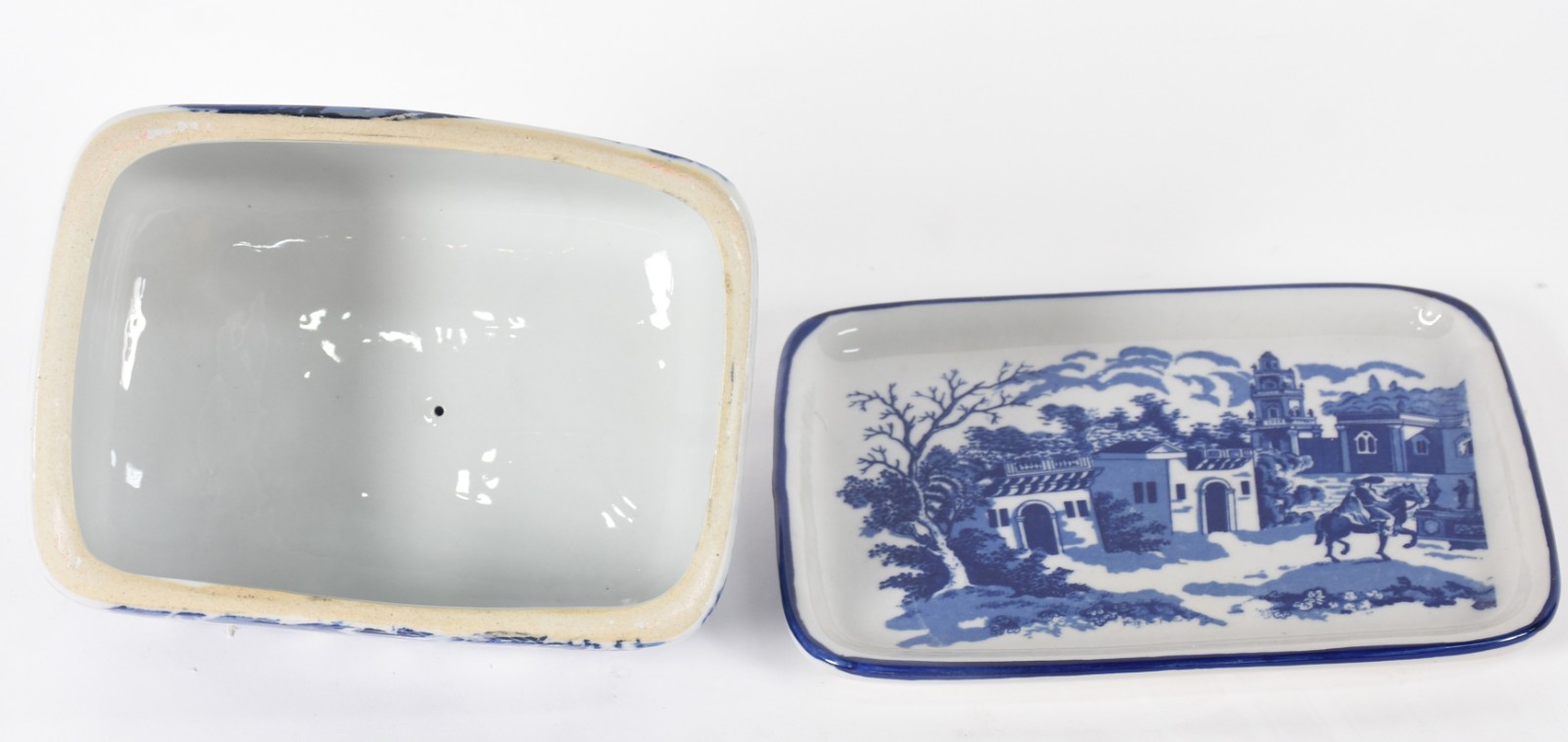 Manteigueira de porcelana decorada com paisagem em azul e branco. - foto 3 de 4