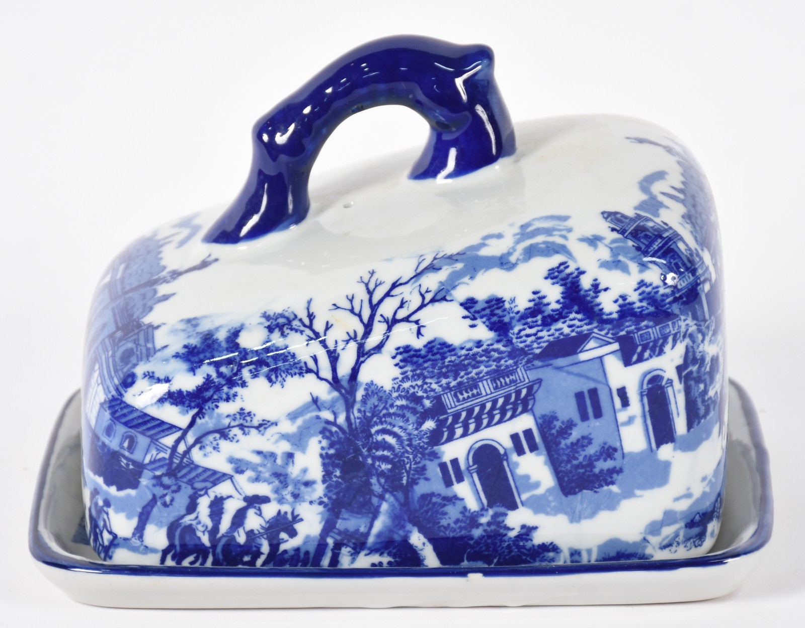Manteigueira de porcelana decorada com paisagem em azul e branco. - foto 1 de 4