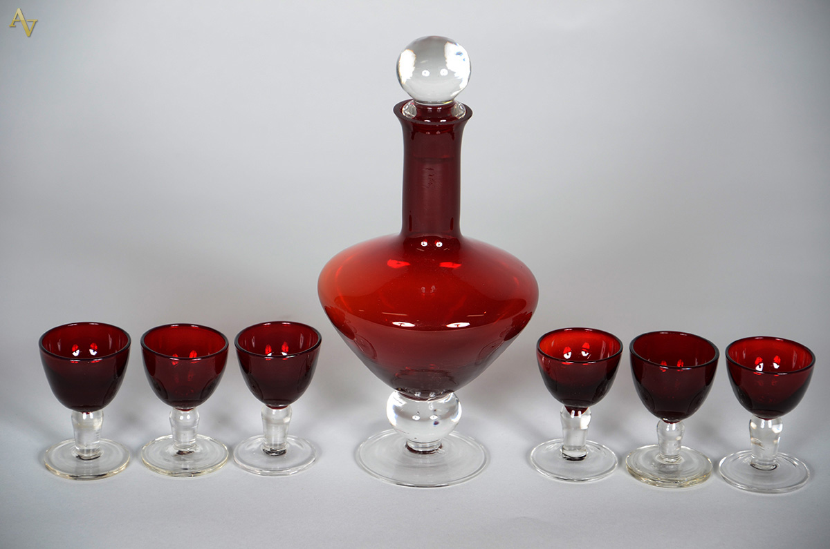 Conjunto de licoreira e seis cálices na cor vermelha (alt.21 cm).
