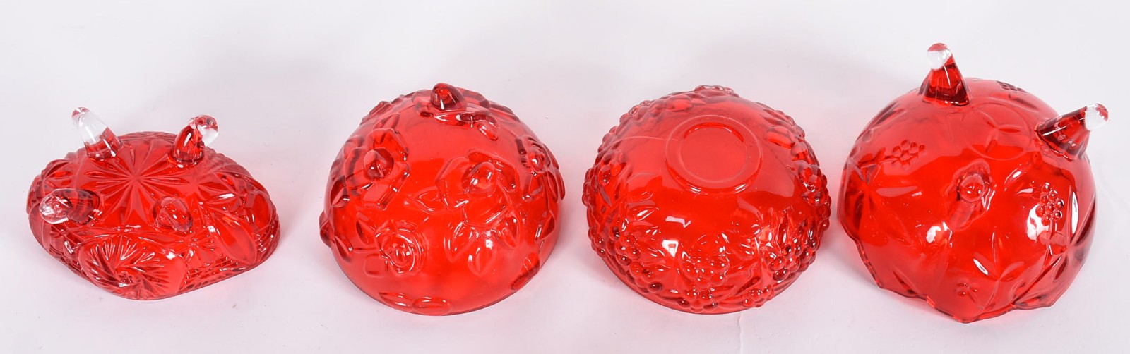 Quatro compoteiras de vidro vermelho trabalhados. - foto 4 de 4