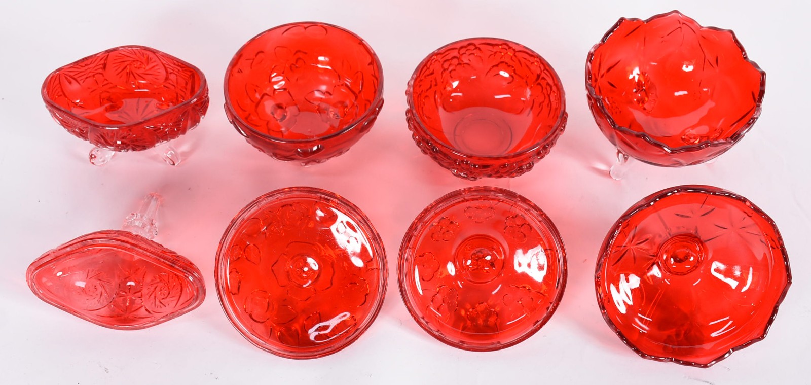 Quatro compoteiras de vidro vermelho trabalhados. - foto 3 de 4