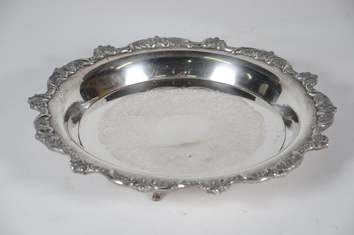 Salva em metal espessurado à prata. Diâmetro: 30 cm
