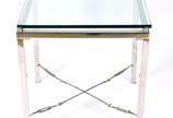 Mesa lateral de metal com tampo de vidro, desig... - Mesa lateral de metal com tampo de vidro, design moderno.