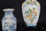 Dois vasos em porcelana sendo: um nas cores azu... - Dois vasos em porcelana sendo: um nas cores azul e branco (altura: 49 cm) e outro com decoração floral e peanha em madeira (altura total: 80 cm)
