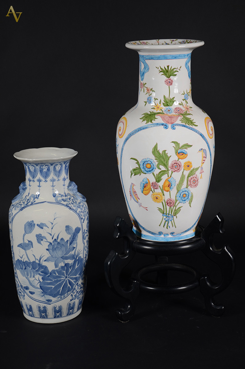 Dois vasos em porcelana sendo: um nas cores azul e branco (altura: 49...