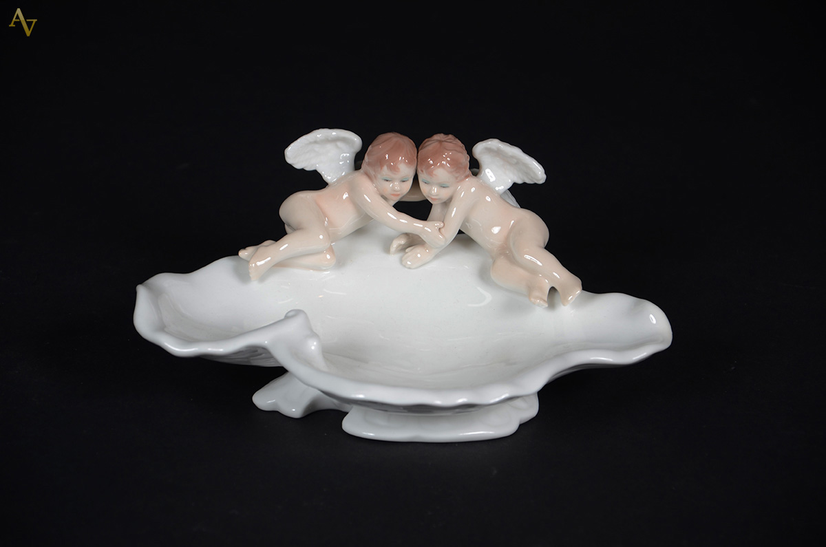 Porta cartões em porcelana representando Anjos na fonte. Medidas: 17... - foto 1 de 2