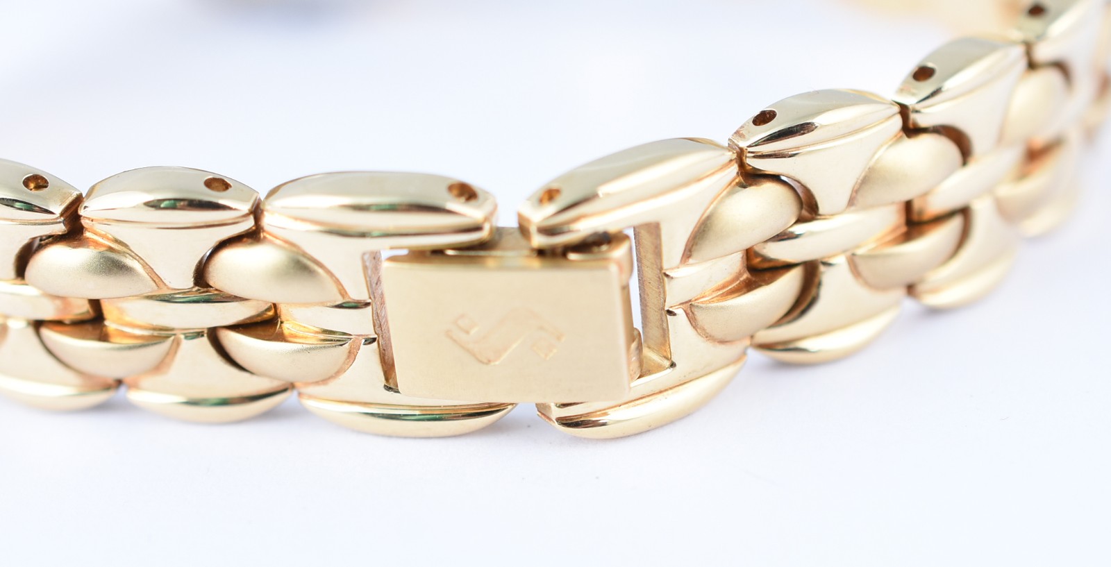 Relógio feminino, números , ponteiros e pulseira em aço dourados... - foto 2 de 5