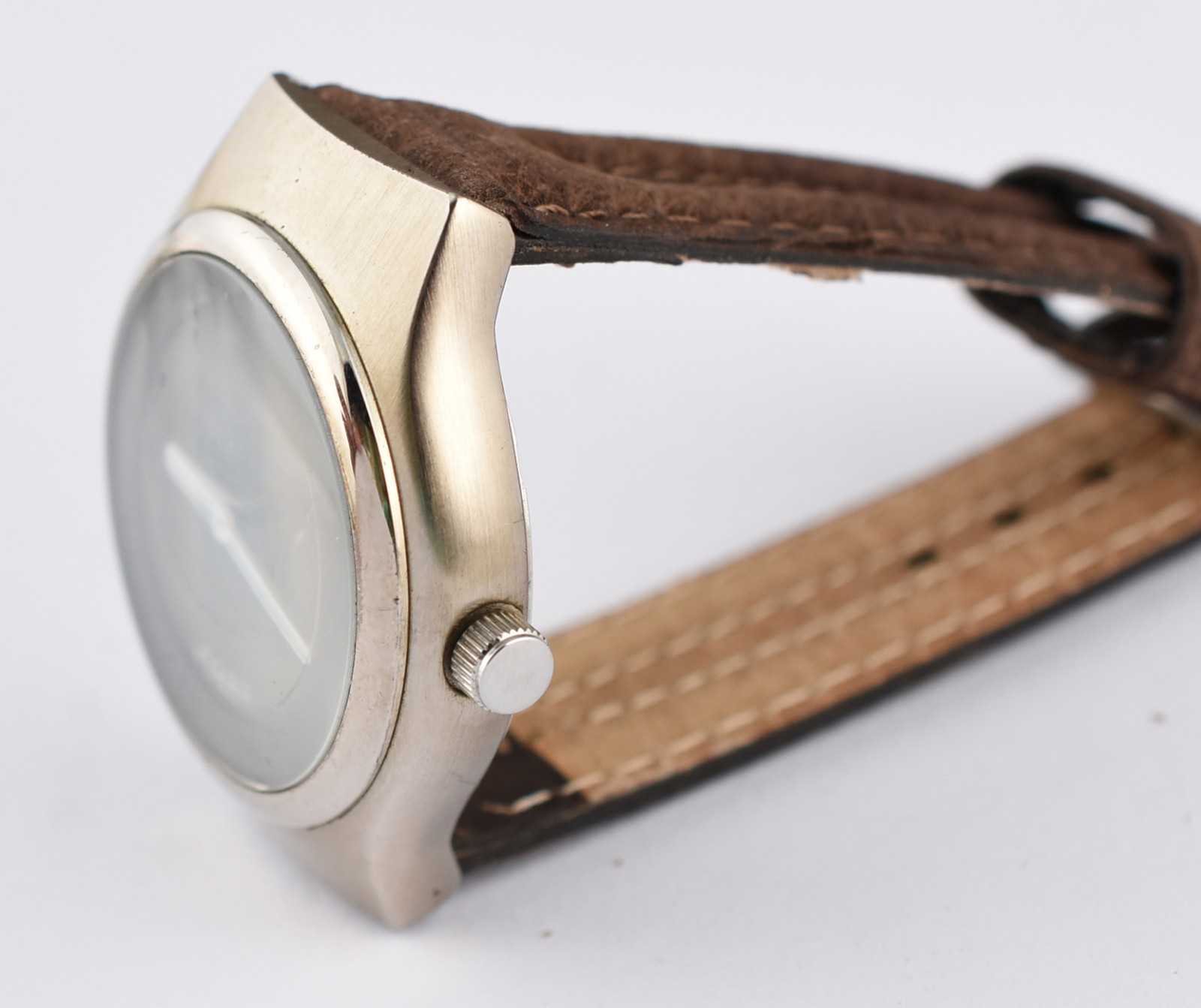 Relógio com fundo preto, pulseira de couro marrom ( Por questão de... - foto 2 de 4