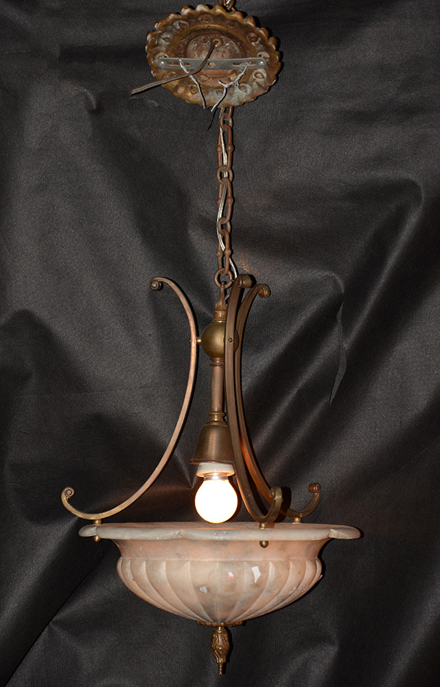 Pequeno lustre de alabastro em gomos, diâmetro 30 cm.