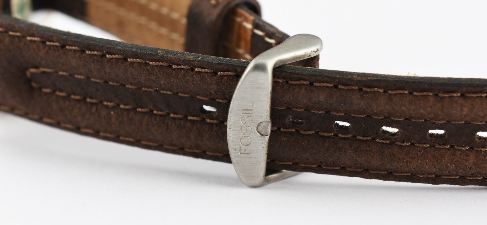 Relógio com fundo preto, pulseira de couro marrom ( Por questão de... - foto 4 de 4