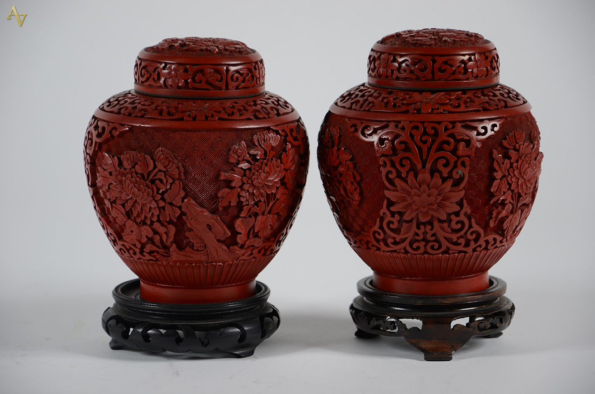 Par de potiches em lacca chinesa, bases de madeira. Alt.total 19 cm.