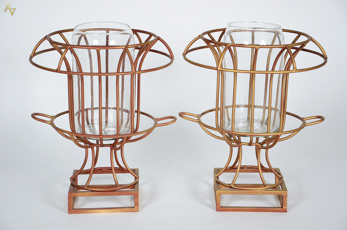 Par de floreiras de metal com interiores de vidro, alt. 40 cm.