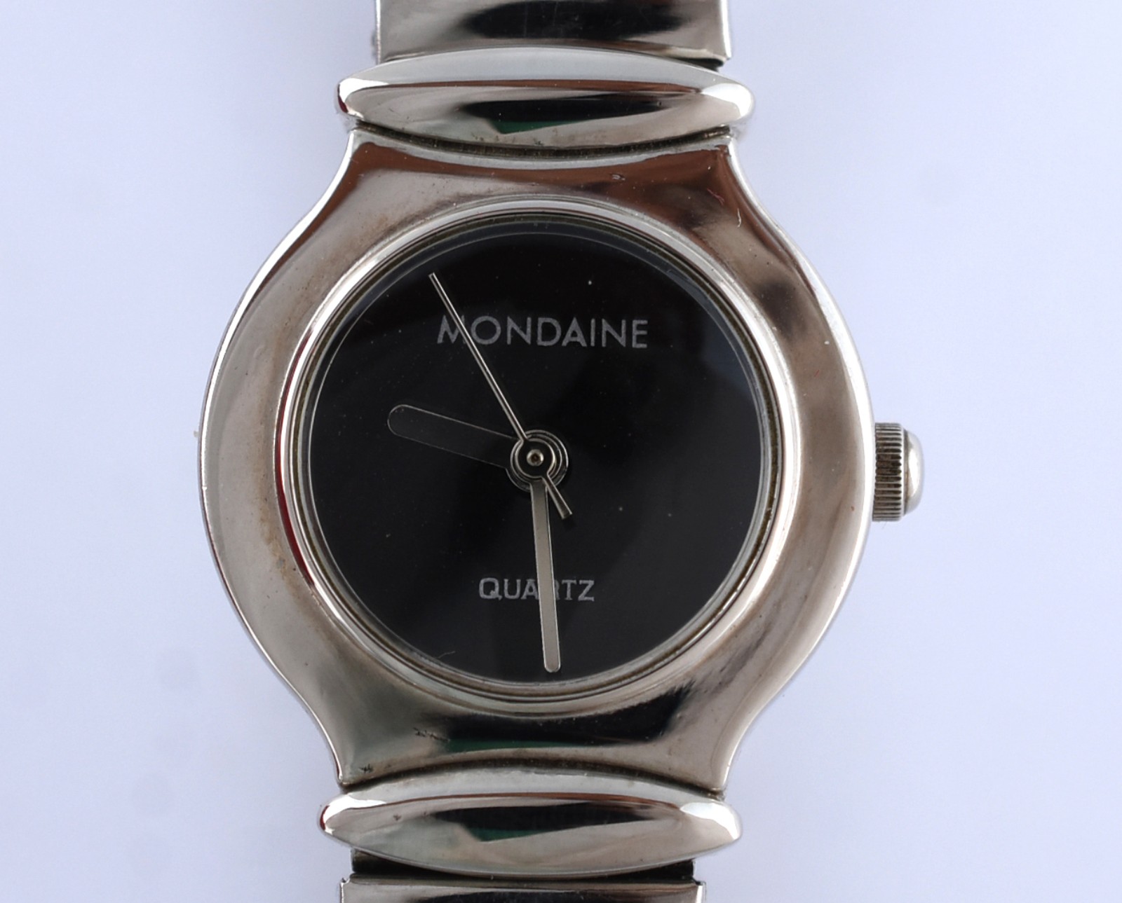 Relógio feminino apresenta fundo preto, caixa e pulseira elástica em... - foto 1 de 5
