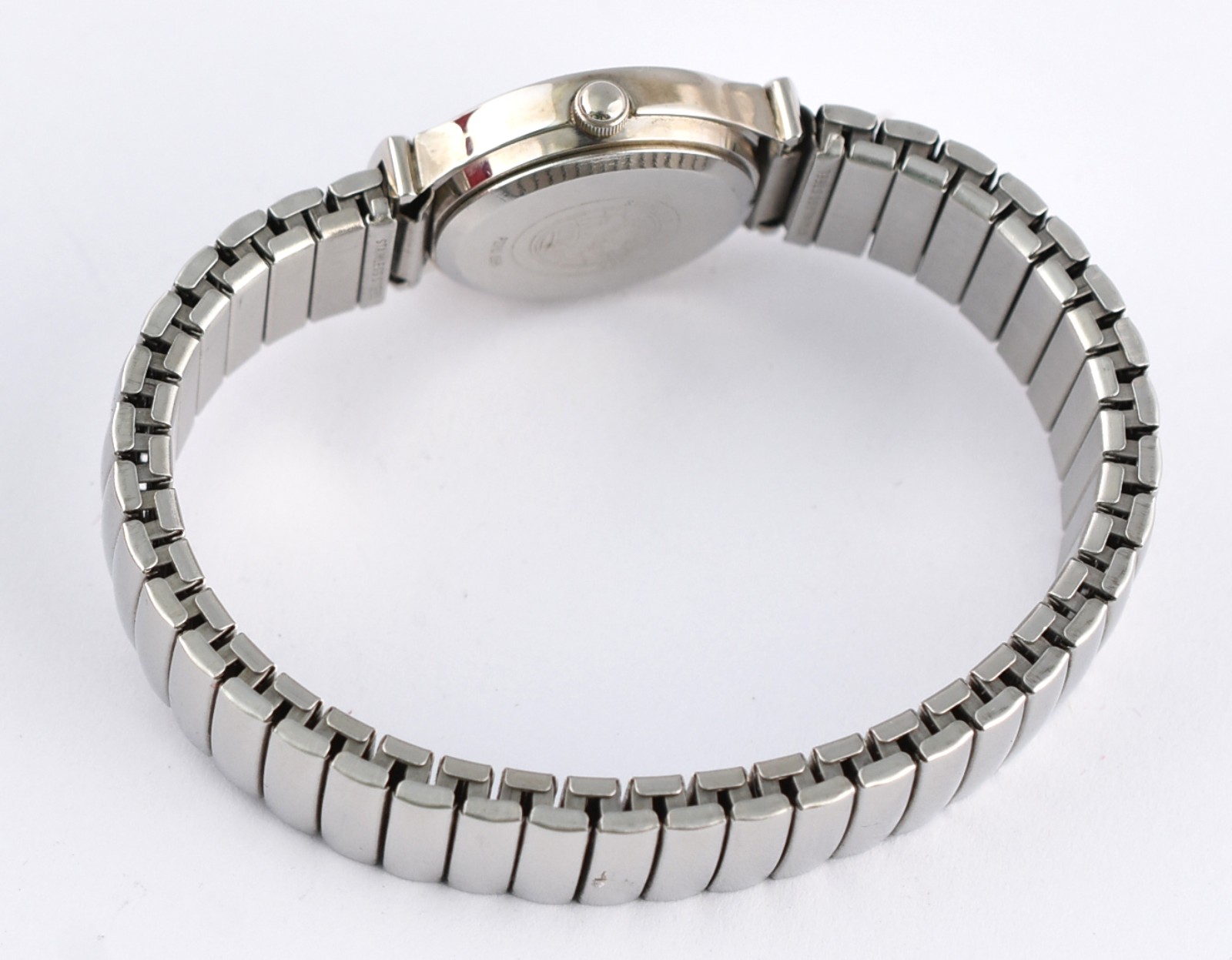 Relógio feminino apresenta fundo preto, caixa e pulseira elástica em... - foto 2 de 5