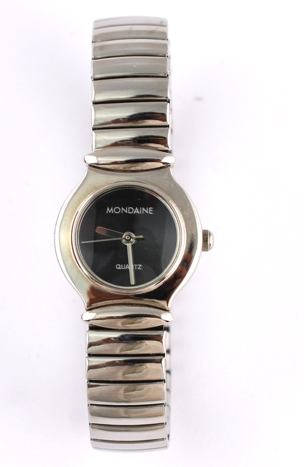 Relógio feminino apresenta fundo preto, caixa e pulseira elástica em... - foto 3 de 5