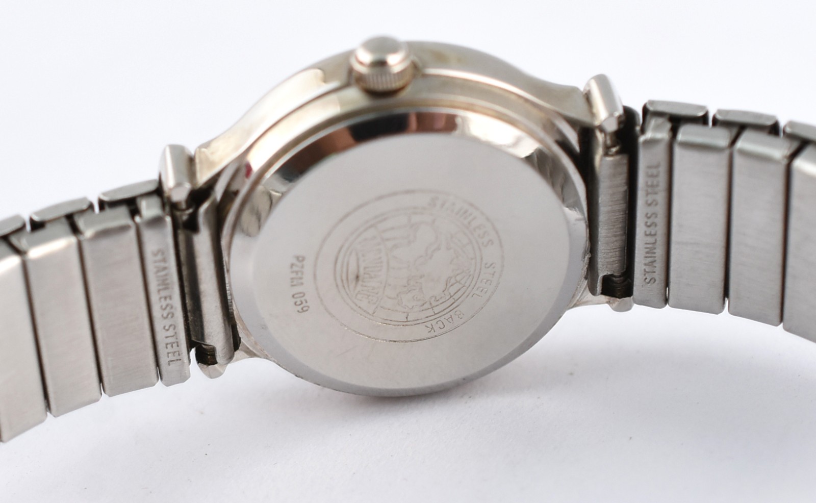 Relógio feminino apresenta fundo preto, caixa e pulseira elástica em... - foto 4 de 5