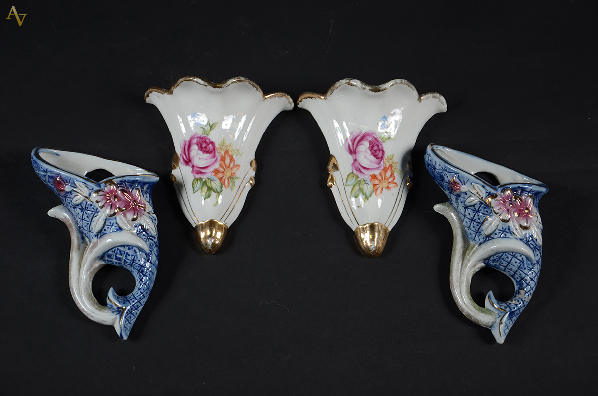 Quatro Solifleurs de parede de porcelanas portuguesa e francesa...