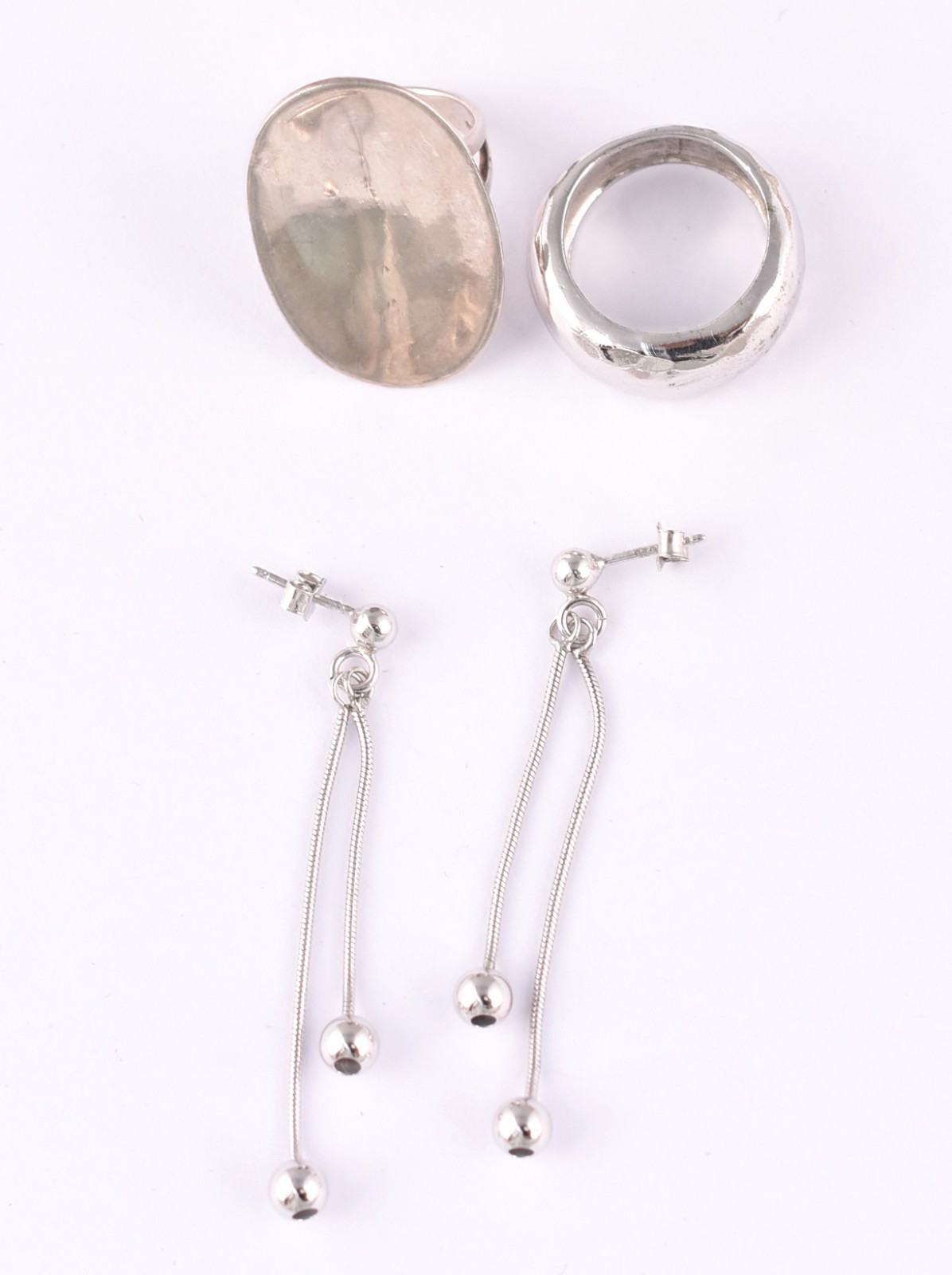 Conjunto composto de: Dois anéis, aros 17 e um par de brincos em... - foto 1 de 6