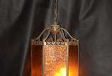 Lustre para 3 luzes em bronze e vidros trabalha... - Lustre para 3 luzes em bronze e vidros trabalhados na cor âmbar, alt.total 95 cm.