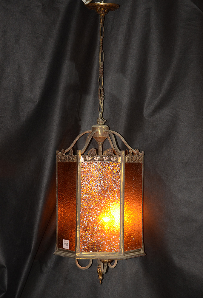 Lustre para 3 luzes em bronze e vidros trabalhados na cor âmbar...