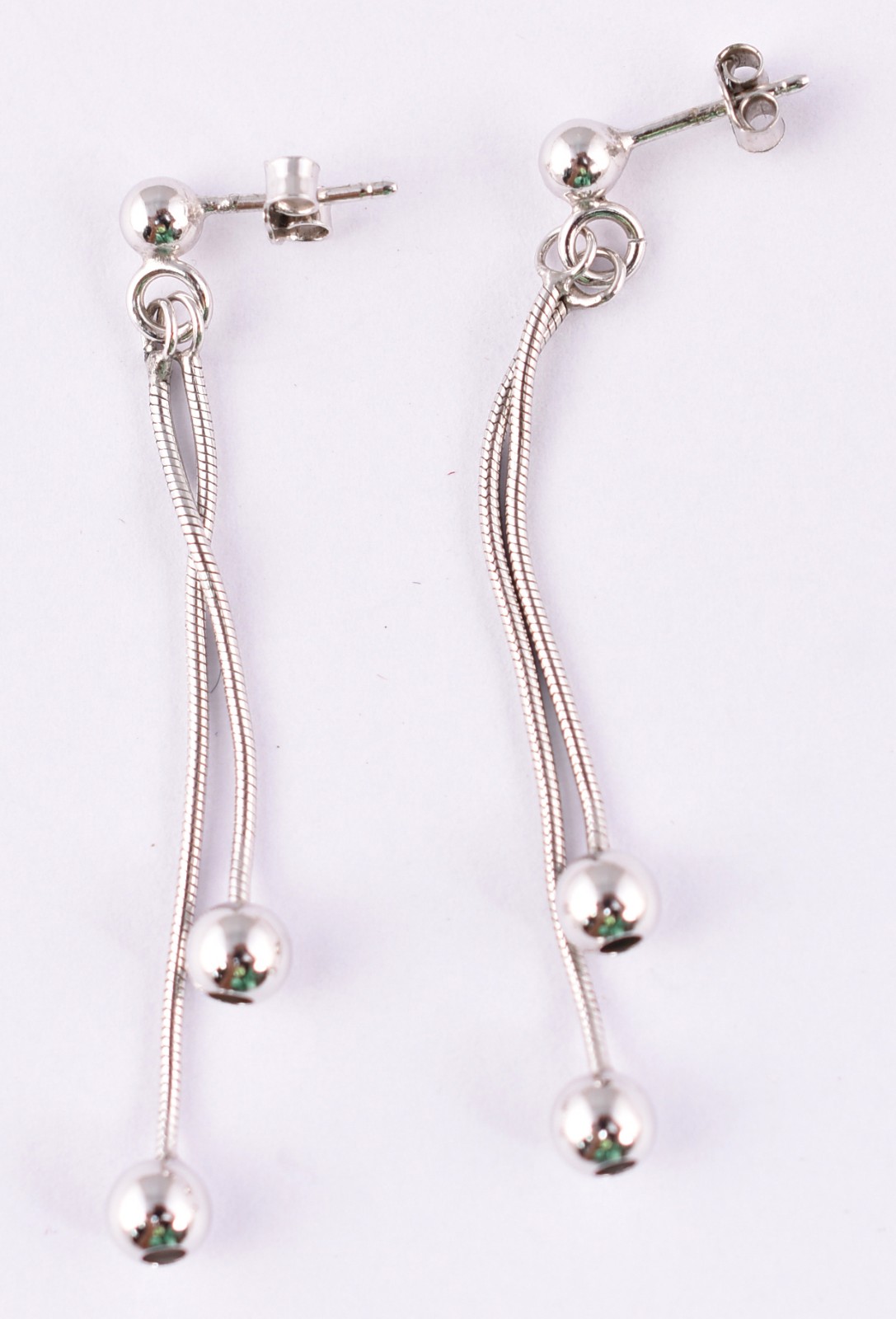 Conjunto composto de: Dois anéis, aros 17 e um par de brincos em... - foto 2 de 6