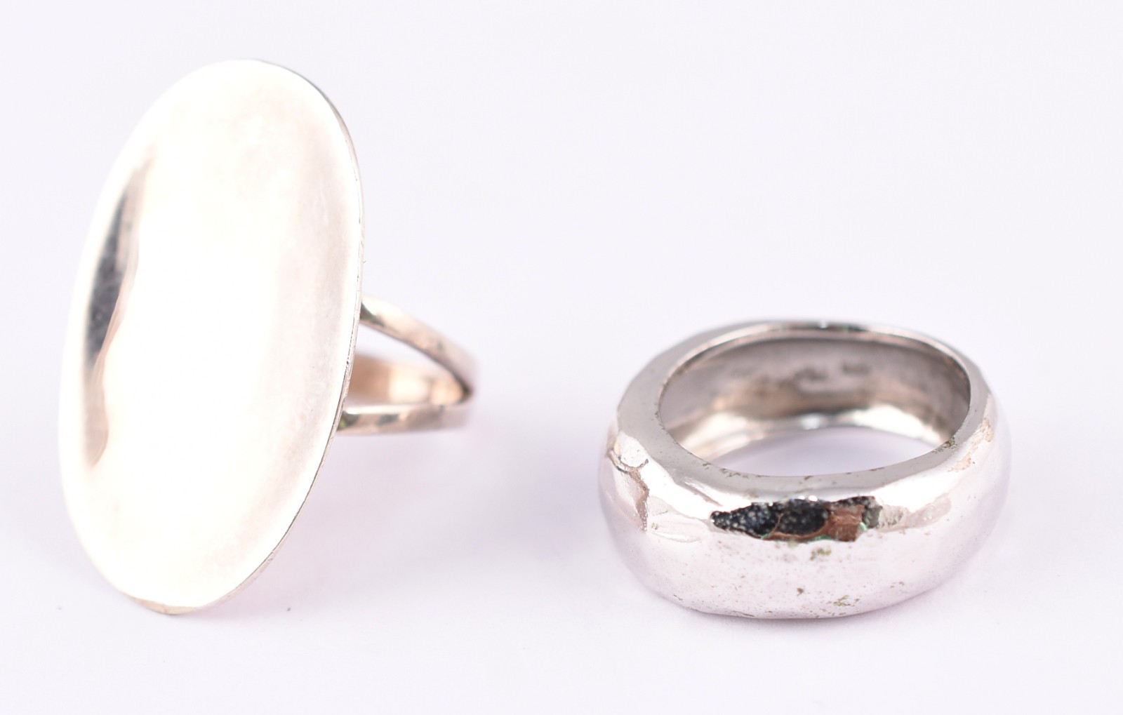 Conjunto composto de: Dois anéis, aros 17 e um par de brincos em... - foto 3 de 6