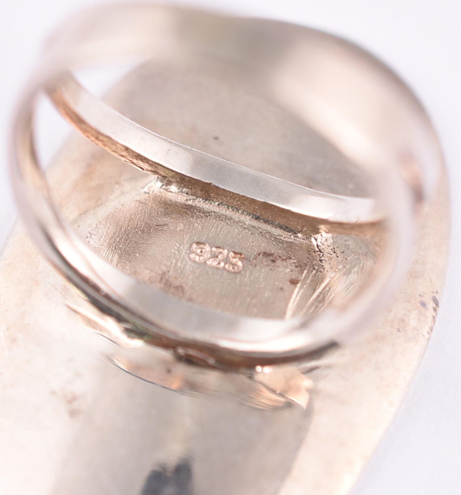Conjunto composto de: Dois anéis, aros 17 e um par de brincos em... - foto 4 de 6