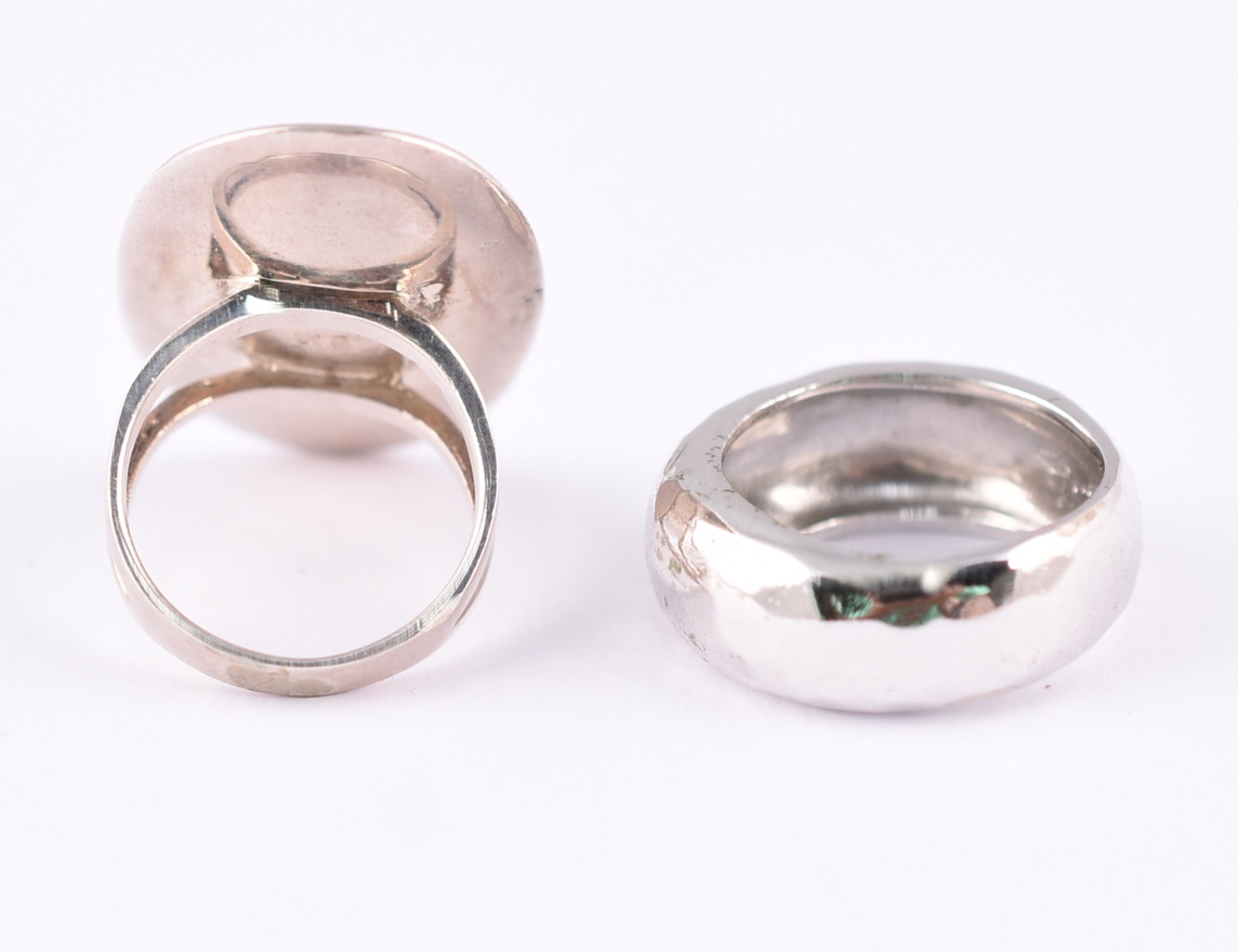 Conjunto composto de: Dois anéis, aros 17 e um par de brincos em... - foto 5 de 6