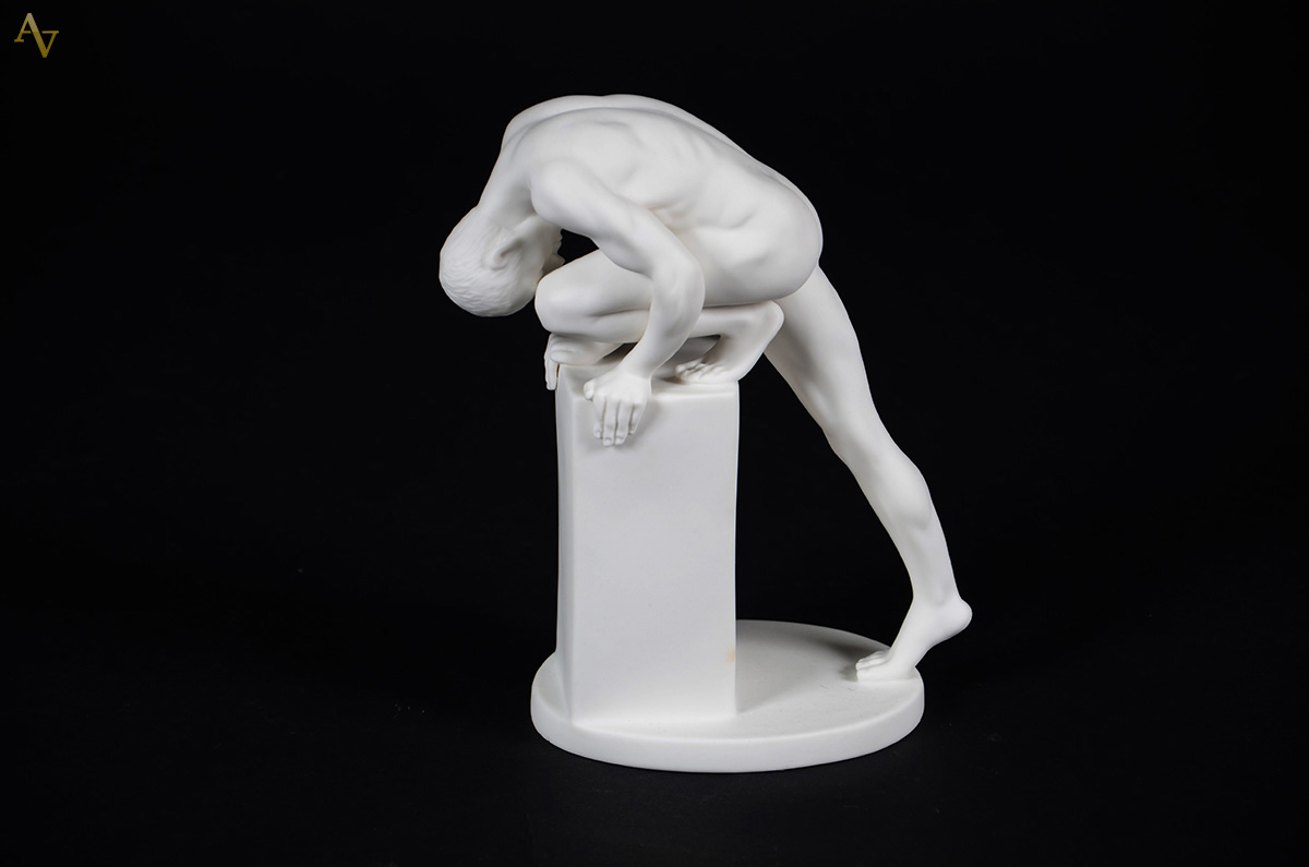 Escultura em resina porcelanizada representando figura masculina... - foto 1 de 4