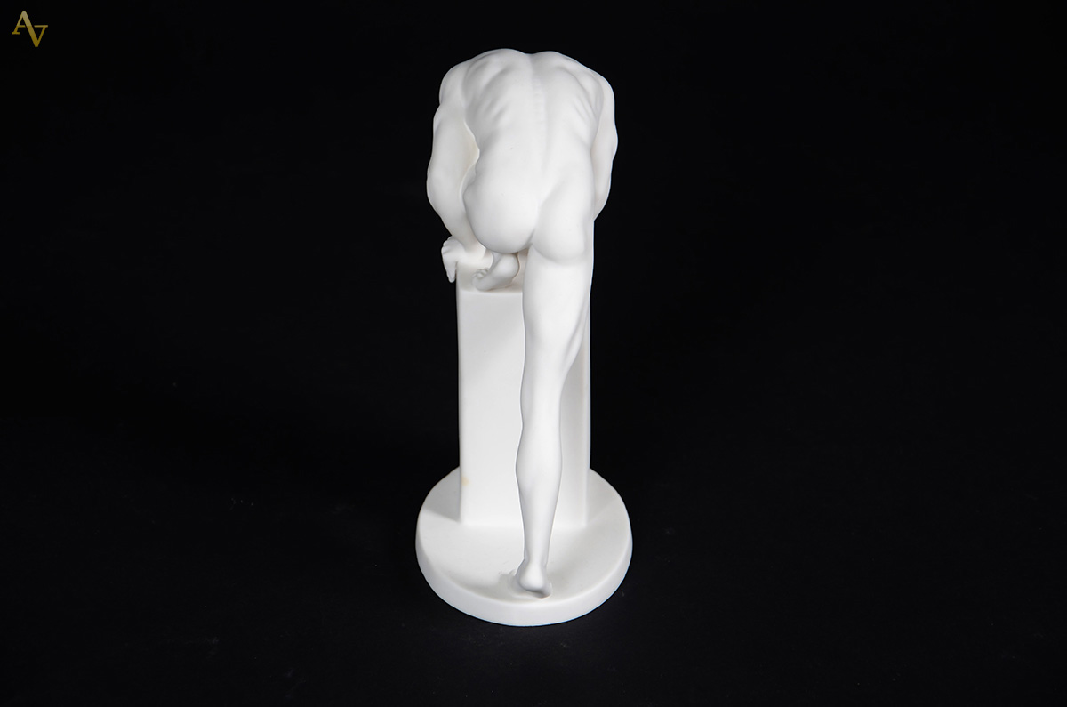 Escultura em resina porcelanizada representando figura masculina... - foto 2 de 4