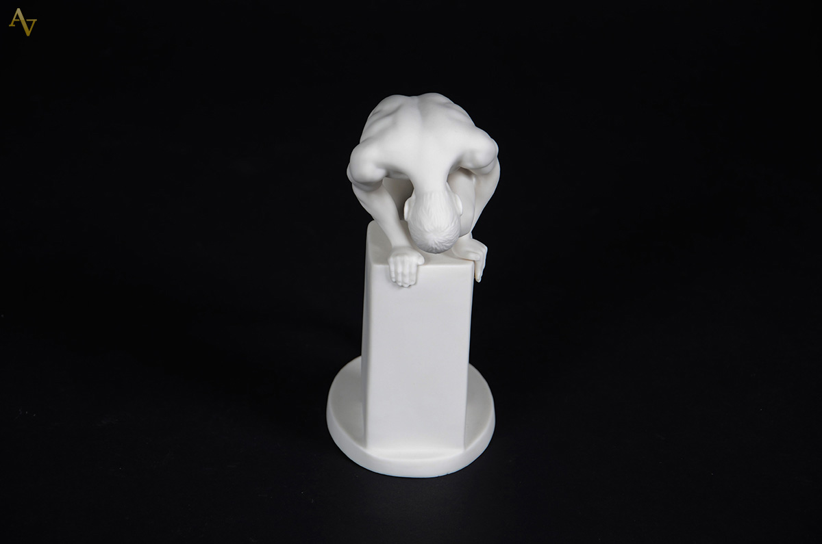 Escultura em resina porcelanizada representando figura masculina... - foto 3 de 4