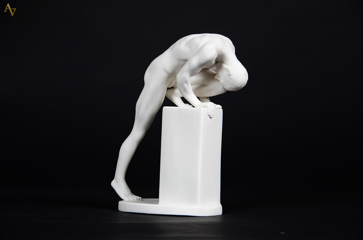 Escultura em resina porcelanizada representando figura masculina... - foto 4 de 4