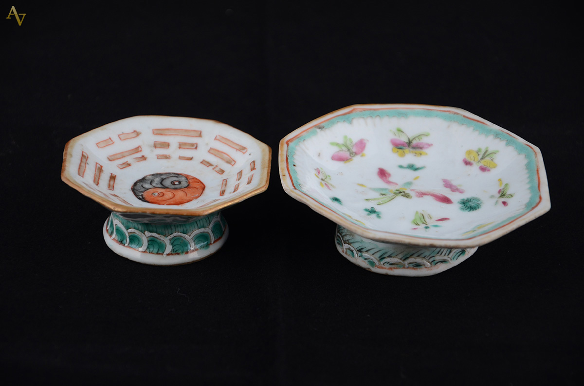 Dois pequenos bowls de porcelana chinesa. diam.10 e 7,5 cm.