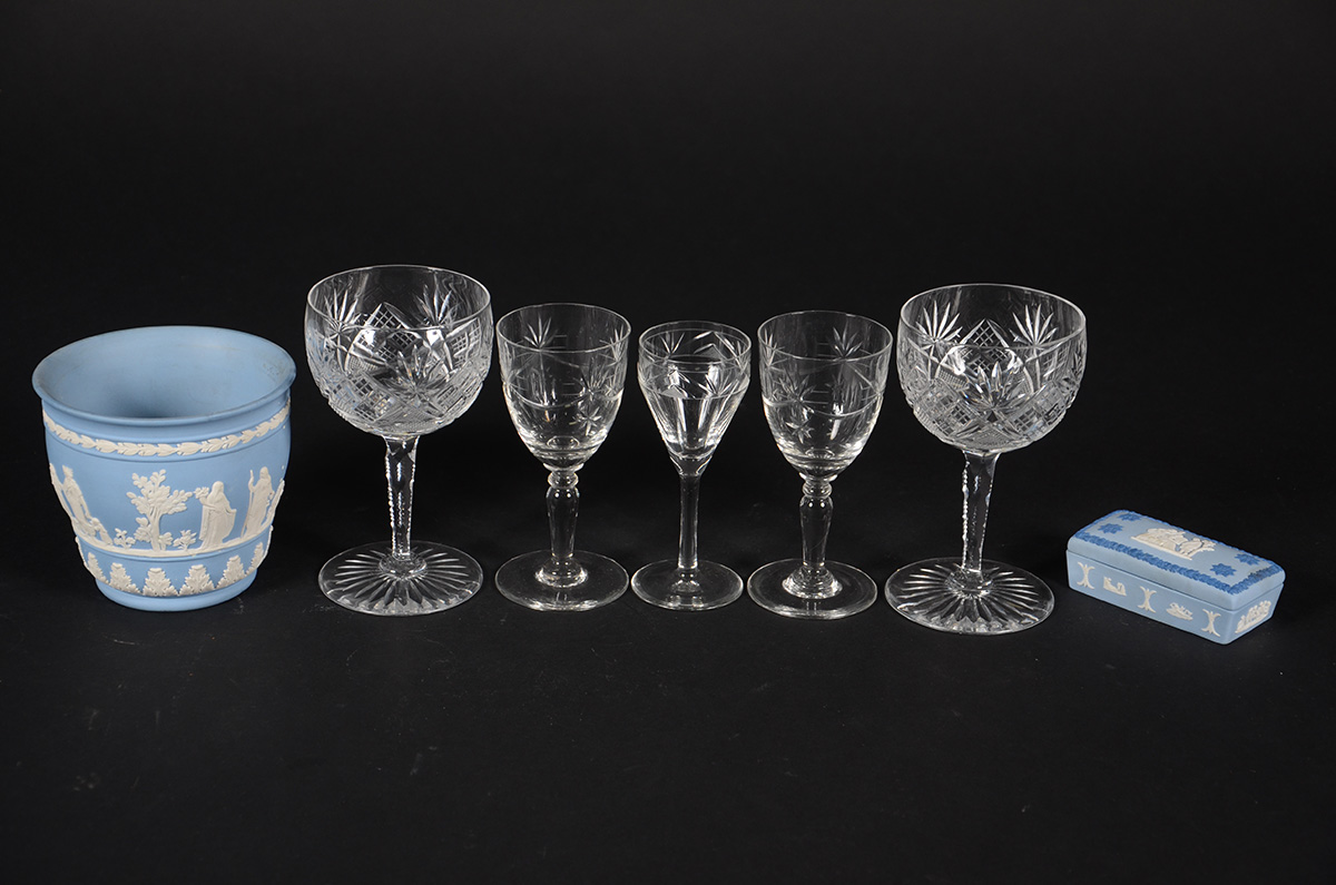 Lote com duas peças em wedgwood (bowl e pequena caixa) e sete cálices...