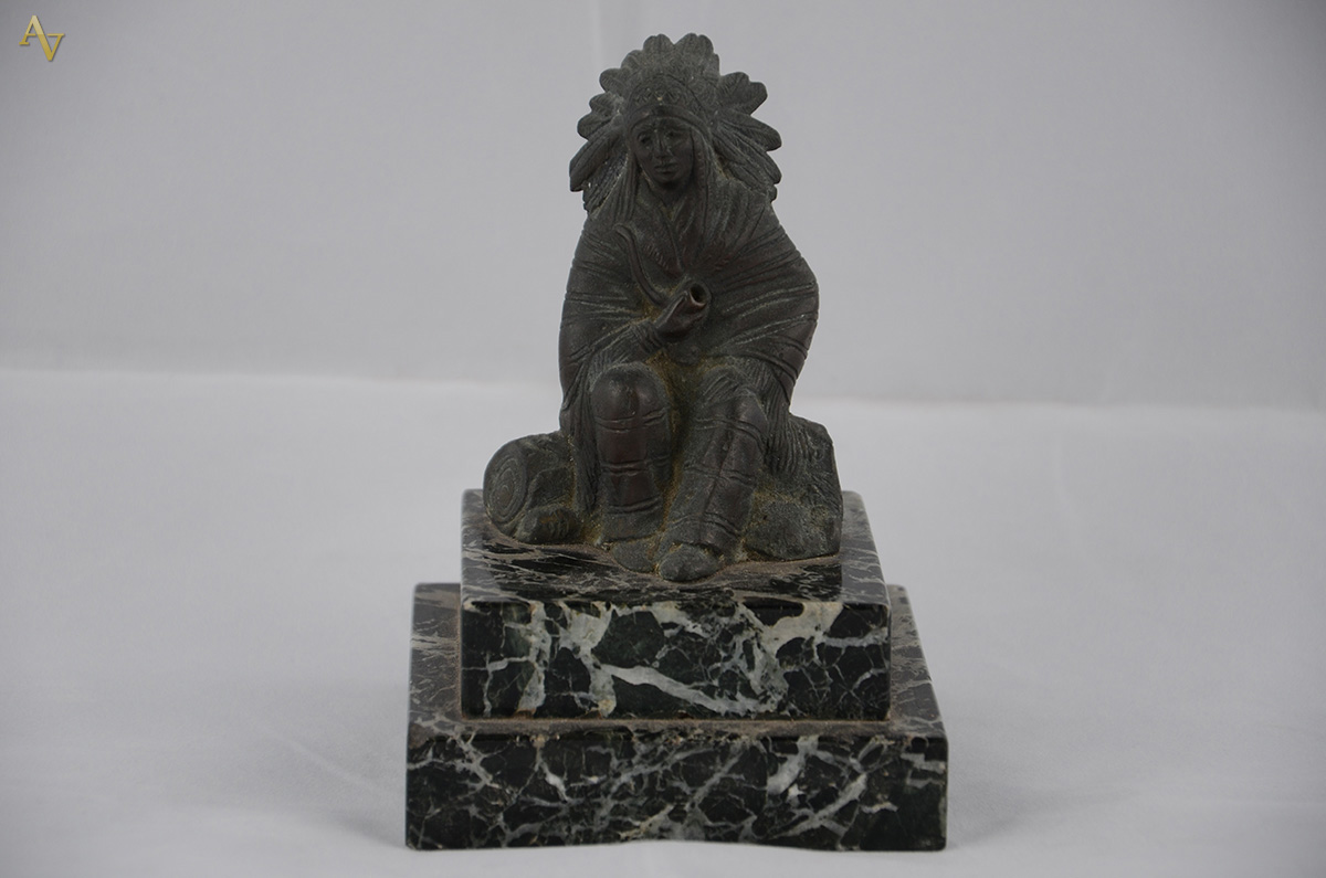 Estatueta em bronze representando Índia. Assinada. Altura total: 14 cm - foto 1 de 4