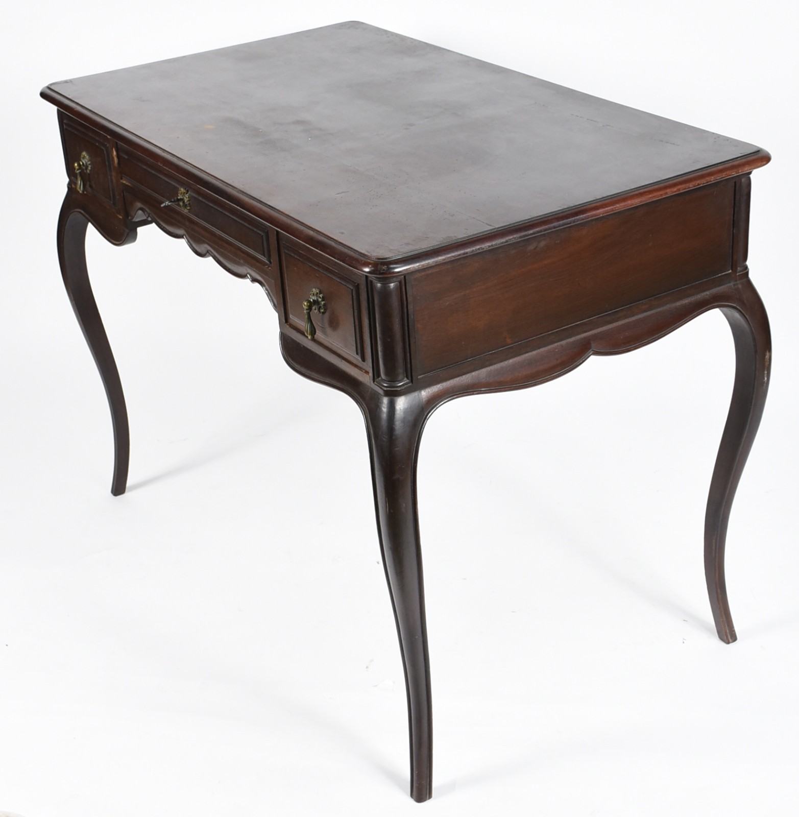 Mesa escrivaninha de madeira nobre, tres gavetas, pernas ligeiramente... - foto 1 de 6