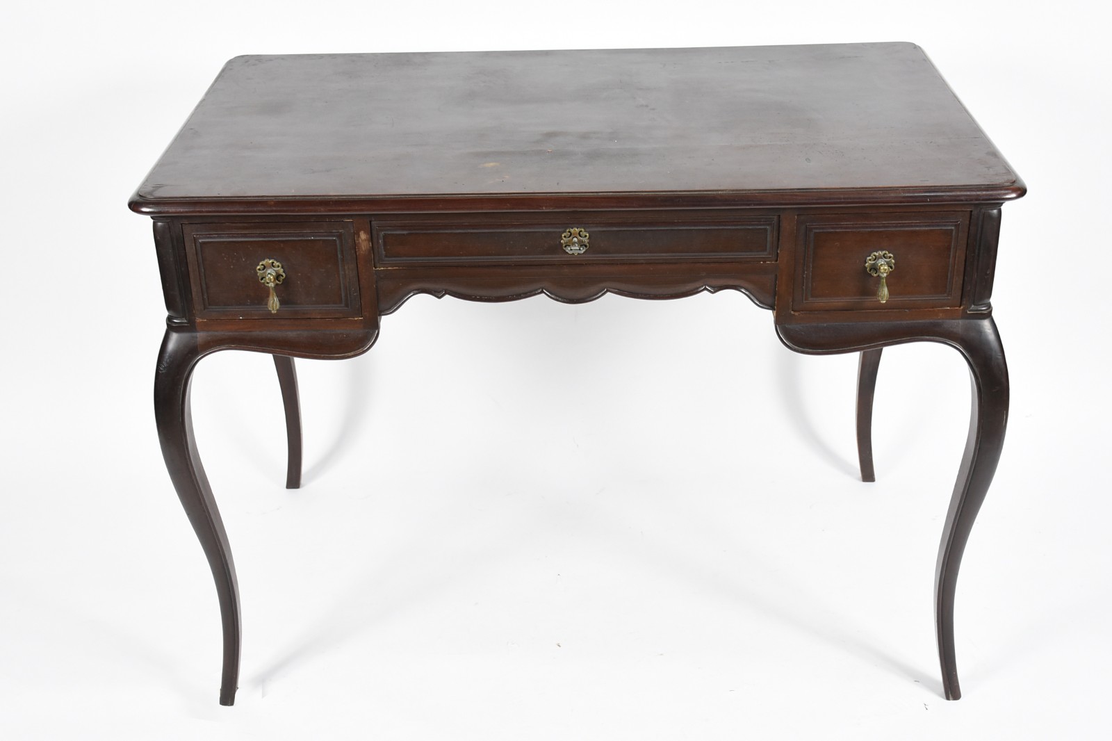 Mesa escrivaninha de madeira nobre, tres gavetas, pernas ligeiramente... - foto 2 de 6