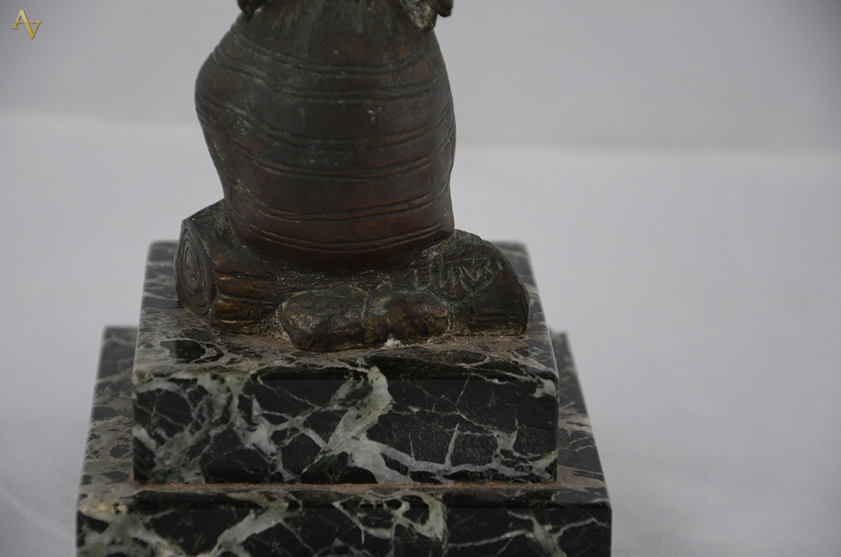 Estatueta em bronze representando Índia. Assinada. Altura total: 14 cm - foto 4 de 4