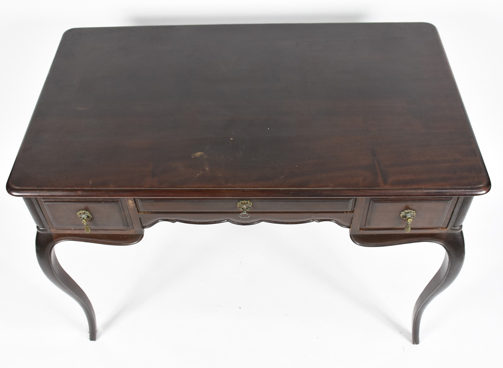 Mesa escrivaninha de madeira nobre, tres gavetas, pernas ligeiramente... - foto 3 de 6