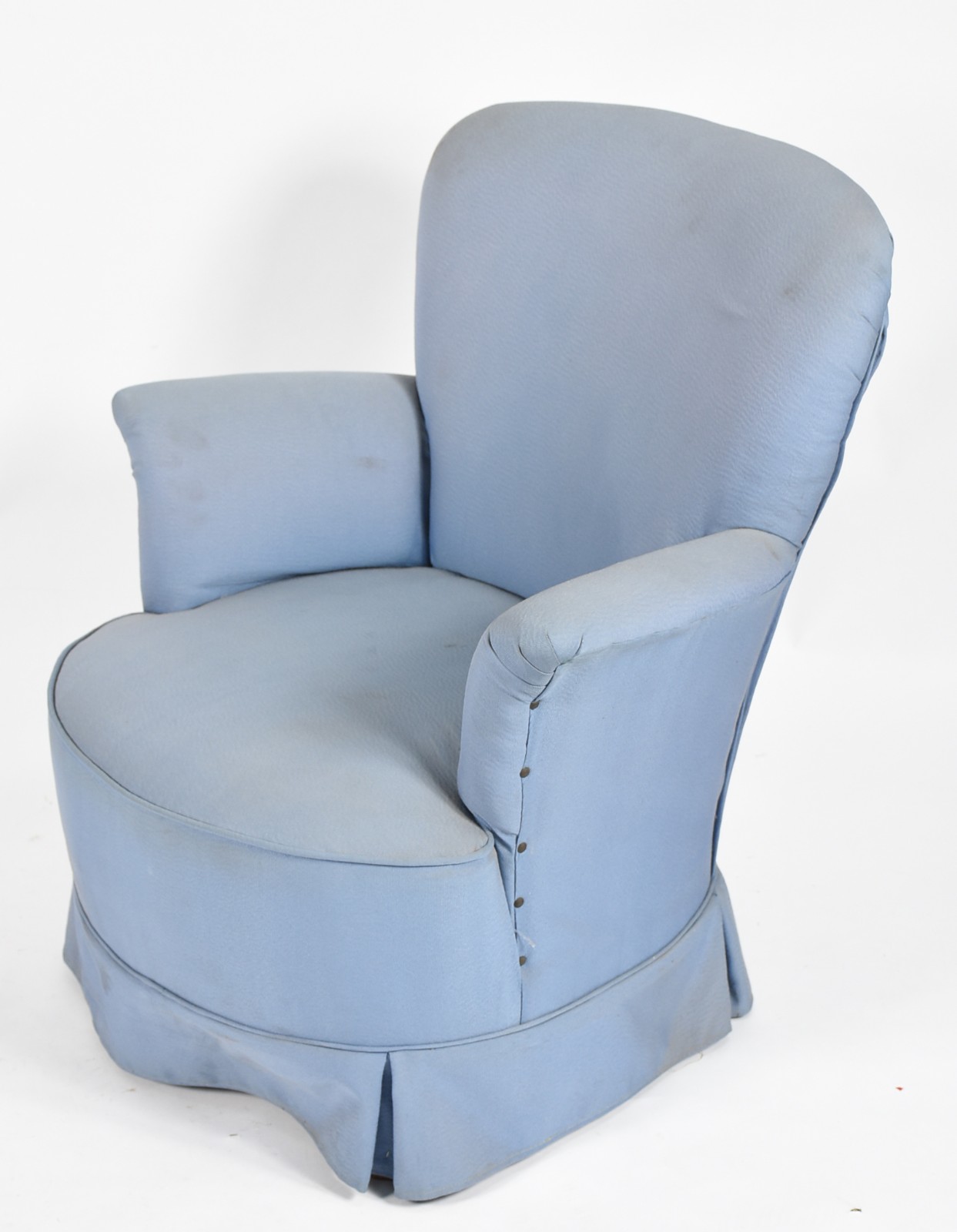 Poltrona estofada e forrada com tecido na cor azul. (tecido com... - foto 2 de 4